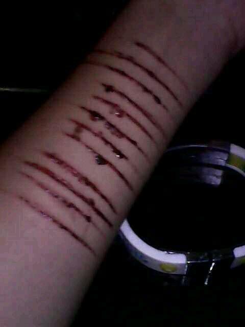 女生用刀不受伤割手的图片