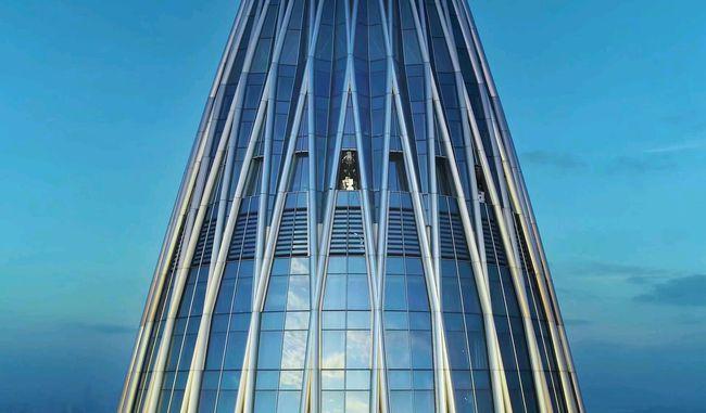 英国游客看到深圳"华润大厦"景象!网友:这是中国人的杰作