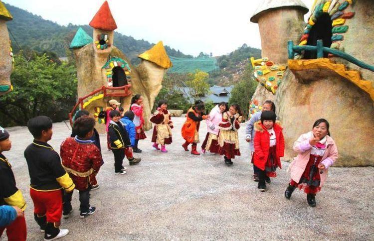 这个矮人王国位于我国云南昆明,这里所有人的平均身高在130厘米左右