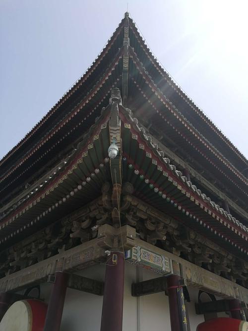 西安鼓楼的建筑形式是歇山式重檐三滴水.