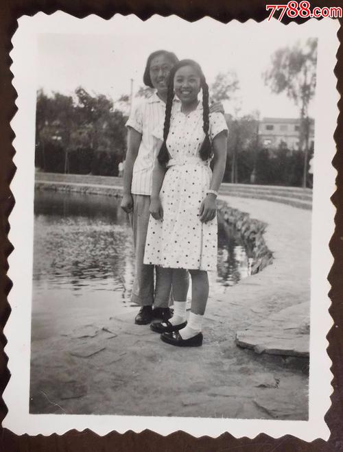 建国初梳麻花辫的姑娘与同伴合影照