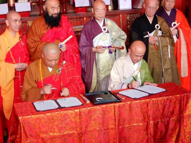 厦门虎溪岩寺方丈净心法师和长崎兴福寺住持松尾法道签署友好往来
