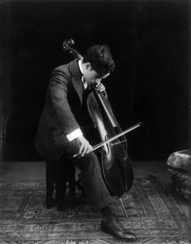 卓别林诞辰139年是喜剧之王提琴演奏者更是配乐大师