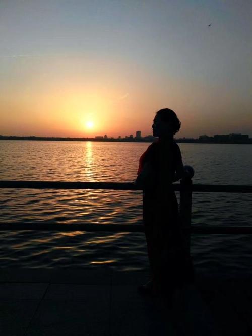 夕阳西下,断肠人在天涯.