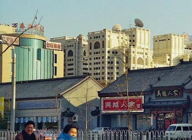 1995年的北京街景,路旁的吴越人家面馆,当时北京城内还有好几家面馆