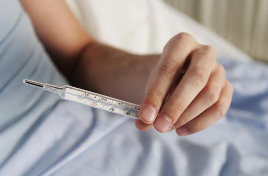 口腔温度 将体温计放置在患者舌下,闭嘴约3分钟后取出,正常范围为36.