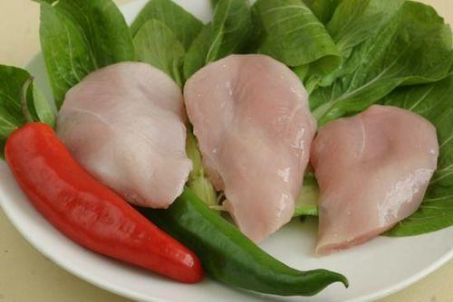 鸡胸前的一块肉,该肉营养丰富,尤其是其蛋白质的含量高,对人体的生长