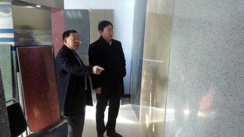滦县主管工业的副县长李忠华一行到北极熊公司视察