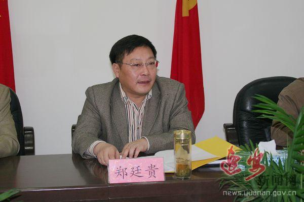 县委副书记,县长郑廷贵作工作汇报视察茅坪场镇便民服务室到农户家