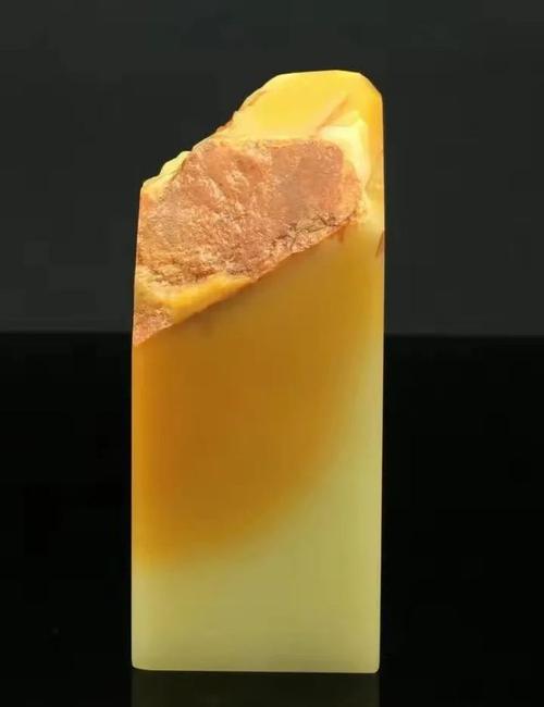 成长,因而备受历代篆刻家的钟爱,而在众多的印石品类中,青田石是最早