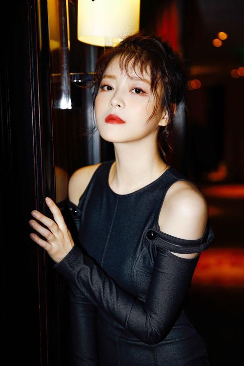 王玥兮写真曝光 美而不艳演绎高级小性感