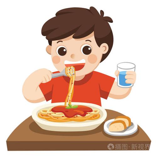 一个小男孩高兴地吃面条与叉子在盘