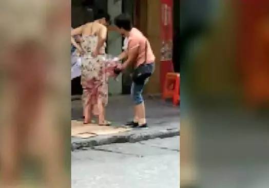 惊呆!女子大街上站着生娃,羊水撒了一地……事后竟淡定拎菜回家!