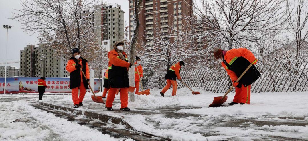 疫情当前最美的不是雪景,而是雪天里环卫工人的身影
