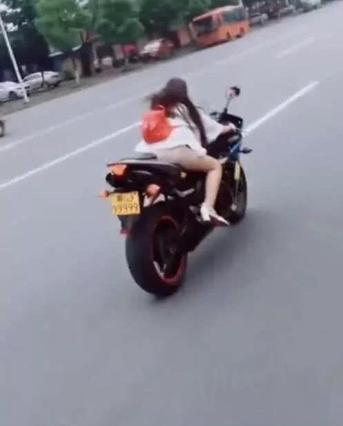 抖音机车女孩走红网络,网友:"不穿裤子"骑机车就是拉风啊!
