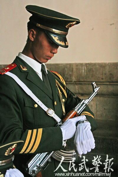 武警国旗护卫队哨位冬来暑往从不间断_高清图集_新浪网