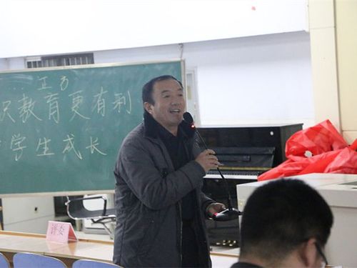 费县一中李洪杰校长一行来我校进行语文教学学习活动