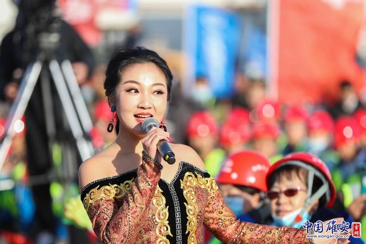 歌手郭村月表演歌曲《打起手鼓唱起歌》.中国雄安官网记者高盟 摄