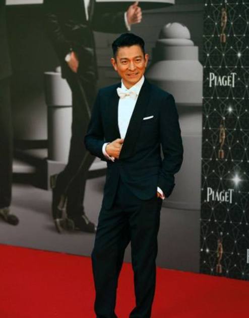 穿着黑色西装的刘德华既精神又帅气,梳着大背头的他真的怎么看都好看