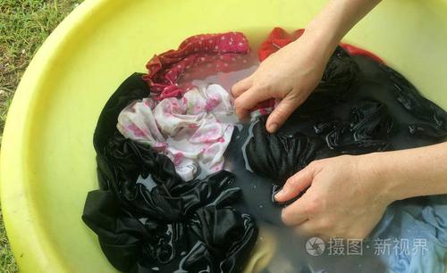女人的手洗衣服