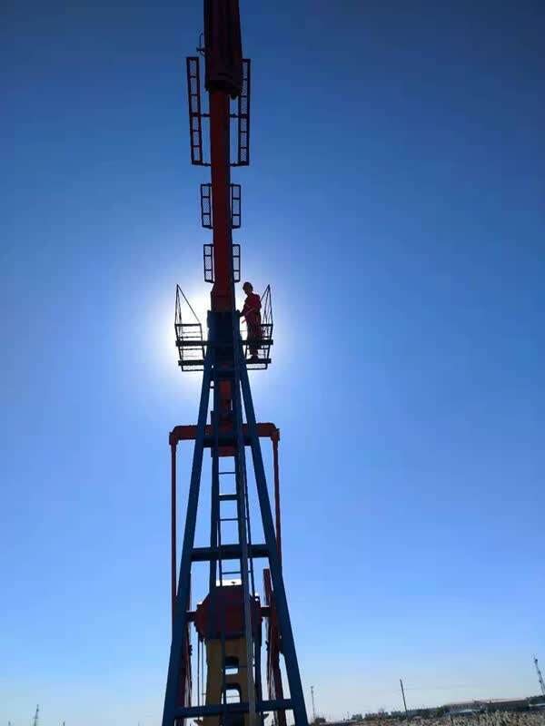 冯萌萌正在进行抽油机保养作业(央广网发 受访者供图)