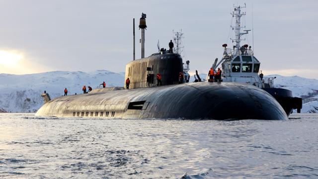 库尔斯克号核潜艇沉没后:普京给遇难者家庭10年工资,而且还分房