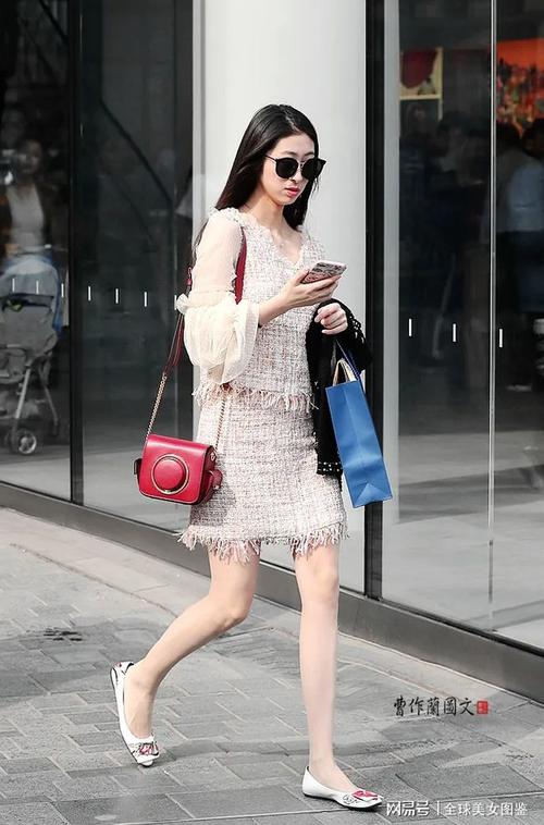 街拍:对身材自信满满的平底鞋美女