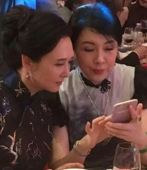 原来"嫦娥仙子"邱佩宁老公是他?捐赠107所学校,却低调