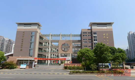 紧邻地块西南边的便有一座安师大附小东校区,除了有城南实验中学,芜湖