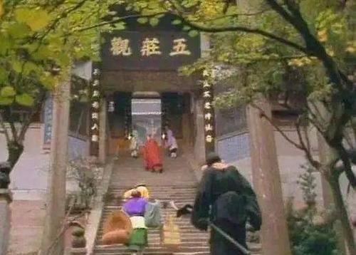 如第二十四回"万寿山,五庄观"开首不久,面对高山挡路,师徒们议论纷纷