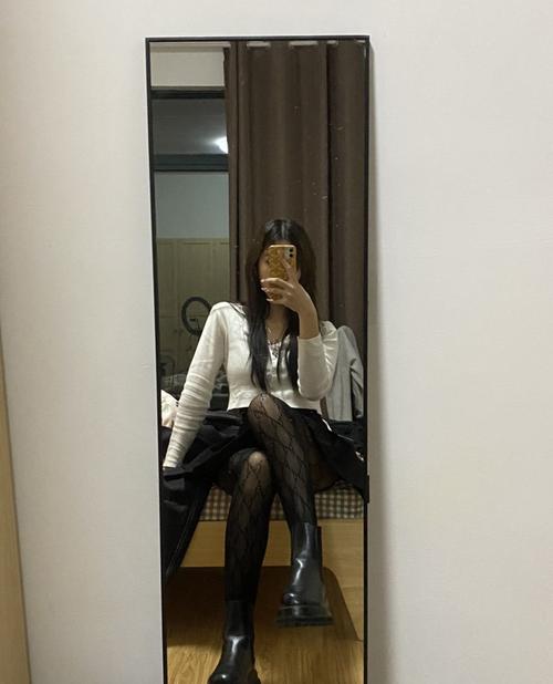盘点穿短裙丝袜穿搭对镜自拍的妹子小姐姐
