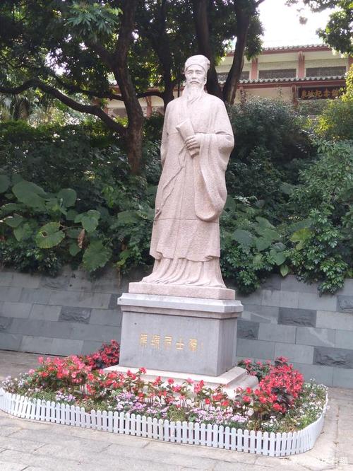 惠州西湖里的苏轼雕像