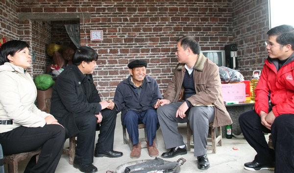 图4为县委副书记黄强(右二),县政协副主席董从意(左二)等领导到燕塘镇