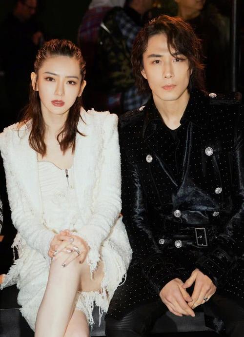 戚薇和韩国老公李承铉频穿"夫妻装"亮相,俊男美女十分