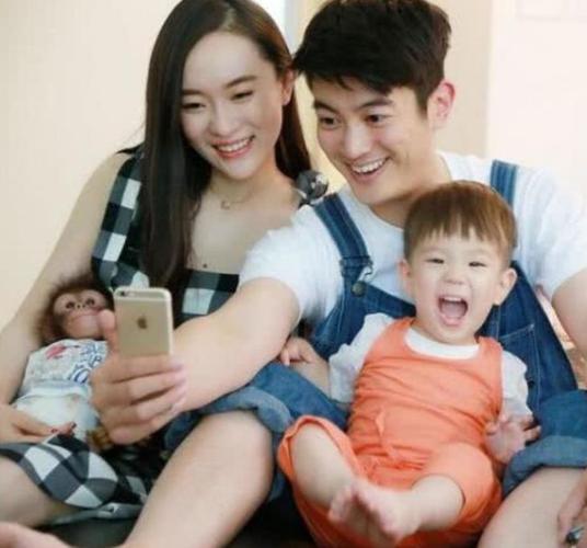 40岁霍思燕二胎风波后近照显胖肚子明显隆起又怀孕了