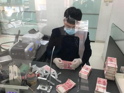 银行网点的现金需紫外线消毒 建行松阳支行防疫招数多