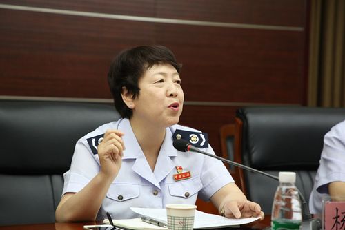 灞桥区税务局党委书记,局长杨小英在听取汇报后,区税务局党委书记