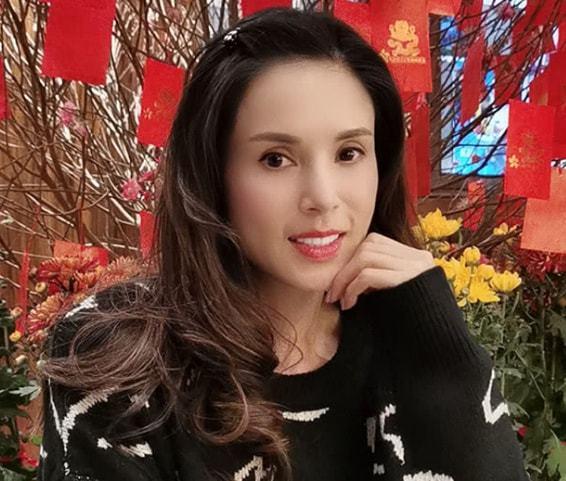 55岁李若彤晒近照手臂骨头突出瘦到夸张打扮粉嫩似少女