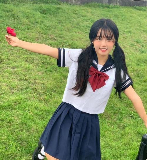 穿校服的女生,收到玫瑰花又跳又蹦,沉醉在幸福中不能自拔