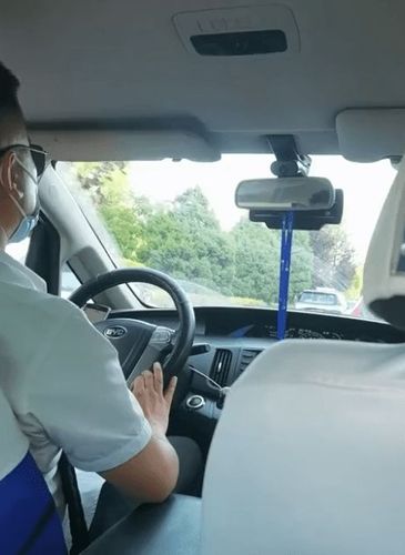 山西太原:乘客乘坐出租车欲评价时,低头一看傻眼了:硬核满意?