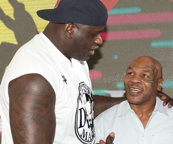 为何说跟奥尼尔合影会显娇小?看了泰森和强森的经历 你就懂