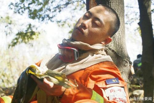 佛山山火救援间隙:消防战士粽子吃一半睡着,网友:太心疼了!