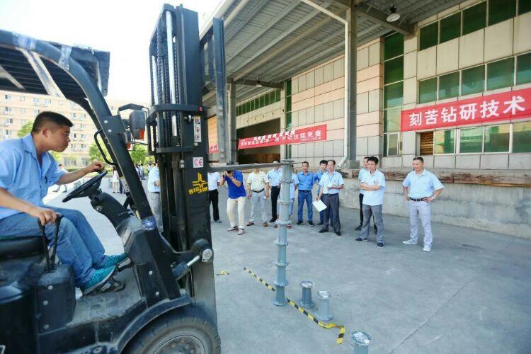 叉车司机在比赛中