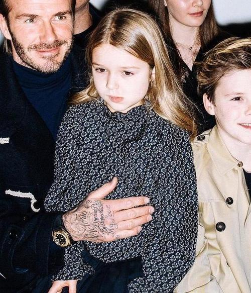 贝克汉姆父女合照贼像!小七的中分发暴露饼脸,碎花连衣裙太老气