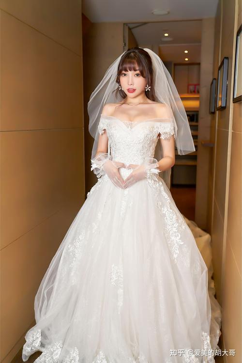 这才是绝美新娘!美女白色婚纱写真,露性感香肩,清纯又