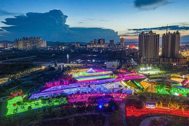 2021年9月19日晚,广西梧州市龙圩区苍海湿地公园主题灯光秀精彩上演.