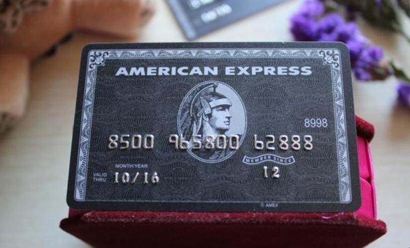 1信用卡黑卡是不能主动申请的,需要由银行分行行长或以上级别人士写