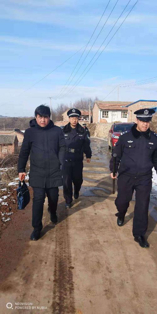 我所民警联合村干部,治安户长在水泉村进行巡逻防范