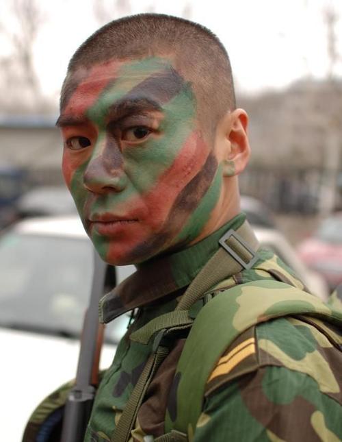徐佳是特种兵系列走红的演员,他同样也是一名文职军人,就职于南京军区