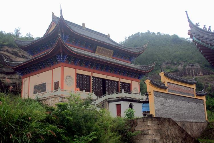 清福寺位于缙云县城东北6公里,仙都风景区西入口东的狮豹山上.